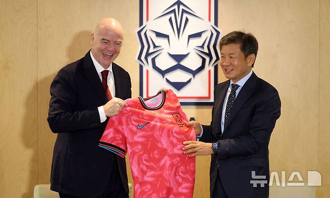 잔니 인판티노 국제축구연맹(FIFA) 회장이 지난 2024년 10월 28일 서울 종로구 축구회관을 방문해 정몽규 대한축구협회 회장과 접견하며 대표팀 유니폼을 선물받고 있다. /사진=뉴시스