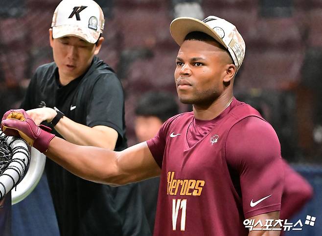 7일 오후 서울 구로구 고척스카이돔에서 열리는 '2025 신한 SOL Bank KBO리그' LG 트윈스와 키움 히어로즈의 경기, 키움 스톤 개랫이 훈련에 임하고 있다. 고척, 김한준 기자