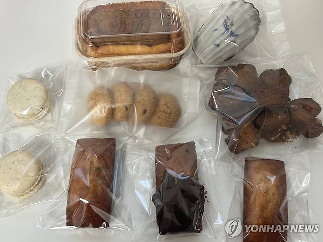 다양한 디저트를 반값에 (서울=연합뉴스) 김유진 인턴기자 = 고물가 시대 속 먹거리 물가도 줄인상하는 가운데 마감 반값 할인 제품을 구매할 수 있는 서비스를 제공하는 애플리케이션 '럭키밀'이 주목받고 있다. 지난 26일 서울 노원구의 한 카페에서 럭키밀 앱을 통해 반값 할인을 받아 1만5천원에 구매한 디저트들. 2025.6.7.