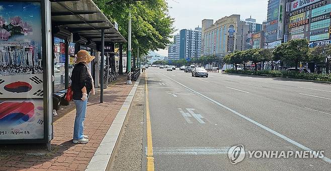 '오늘 버스가 안 오나…' (울산=연합뉴스) 김근주 기자 = 임단협 난항으로 울산 시내버스 노조가 파업에 들어간 첫날인 7일 오전 울산 중구 병영사거리 인근 버스정류장에서 시민들이 파업 사실을 모르는 듯 버스를 기다리는 모습. 2025.6.7 canto@yna.co.kr