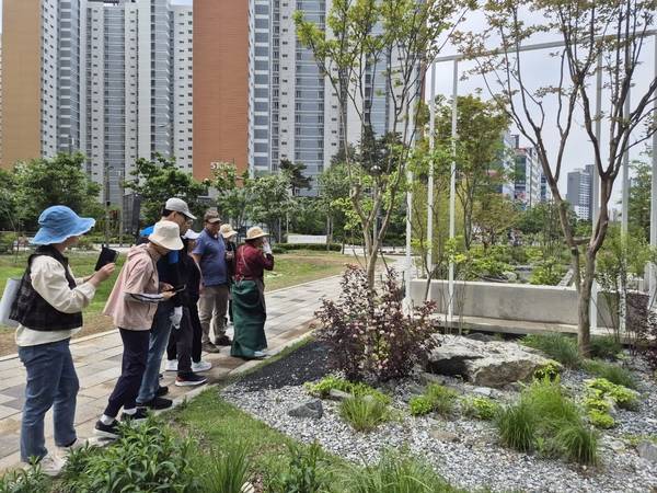 시민정원사들이 남양주 다산중앙공원을 찾은 시민들에게 정원에 대해 설명하고 있다. /남양주시 제공