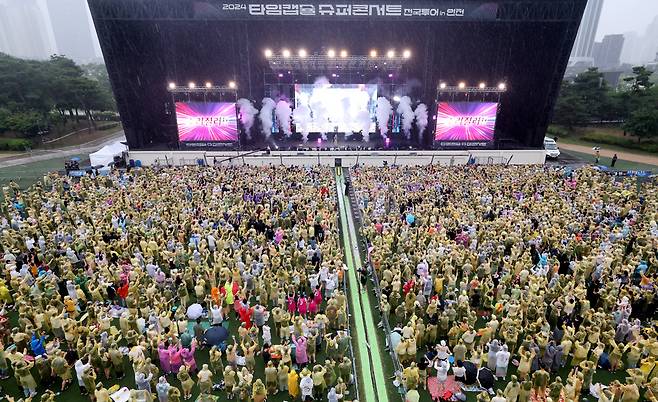 ▲ 작년 인천 연수구 송도동 달빛공원에서 열린 2024 타임캡슐 슈퍼콘서트를 찾은 관람객들이 공연을 즐기고 있다. /이재민 기자 leejm@incheonilbo.com