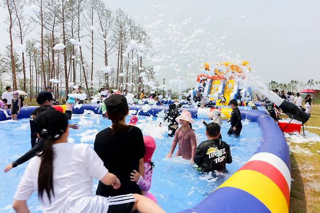 주말을 맞아 이천시민들이 복하천 수변공원에 조성된 물놀이장에서 즐거운 시간을 모내고 있다. 사진=이천시청