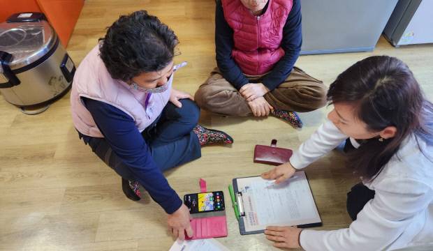 순천시 공무원이 어르신들을 찾아가 AI·IoT 기반 어르신 건강관리사업에 대해 설명하고 있다. <순천시 제공>