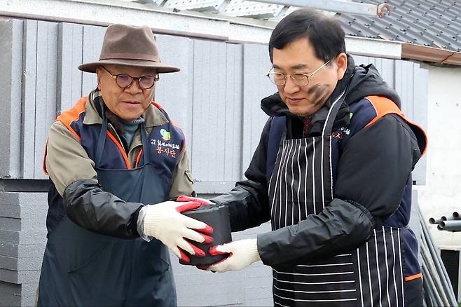 주낙영 경주시장(오른쪽)이 최근 경주월성동에서 천년 미래 포럼 회원들과 봉사활동을 하고 있다./경주시 제공