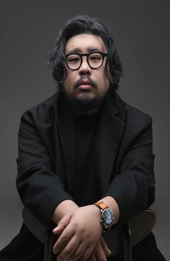 강백수 세상을 깊이 있게 바라보는 싱어송라이터이자 시인. 원고지와 오선지를 넘나들며 우리 시대를 탐구 중이다.