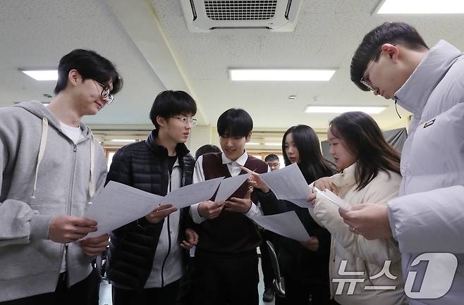 2025학년도 대학수학능력시험(수능) 성적표가 배부된 지난해 12월 6일 오전 경기 수원시 영통구 효원고등학교에서 성적표를 받은 학생들이 수능 성적을 확인하고 있다. /뉴스1 ⓒ News1 김영운 기자