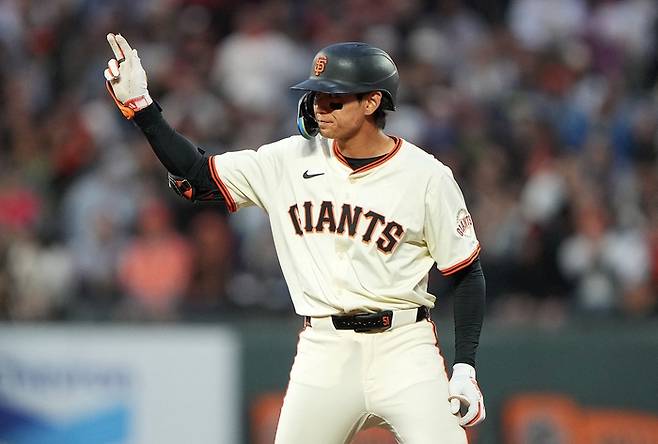 샌프란시스코 이정후가 5일(한국시간) 미국 캘리포니아주 샌프란시스코 오라클 파크에서 열린 2025 메이저리그(ML) 샌디에이고전에서 6회말 2루타를 때린 후 세리머니를 하고 있다. 사진 | 샌프란시스코=AFP연합뉴스
