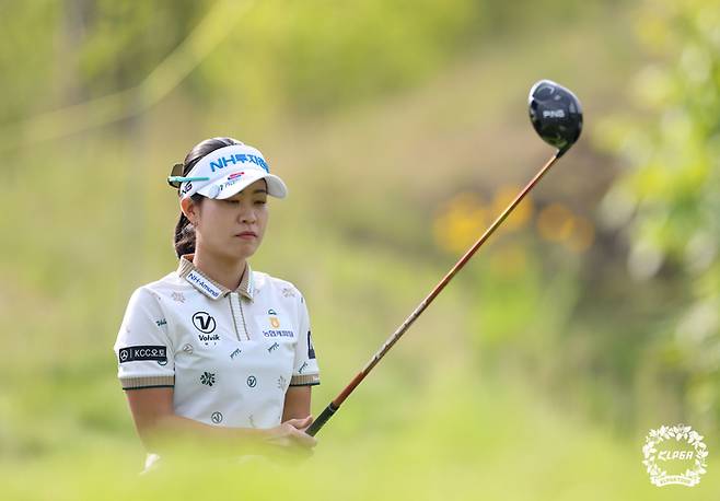 박민지가 8일 성문안CC에서 열린 KLPGA투어 셀트리온 퀸즈 마스터즈 첫날 긴장한 표정으로 티샷 공략지점을 바라보고 있다. 사진 | KLPGA
