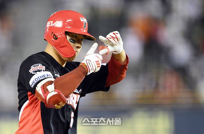 KIA 최원준이 4일 잠실구장에서 열린 2025 KBO리그 두산과 경기 9회초 무사 1루 상황에서 두산 투수 홍민규를 상대로 2점 홈런을 친 뒤 세리머니를 하고 있다. 최원준의 시즌 4호 홈런. 잠실 | 박진업 기자 upandup@sportsseoul.com