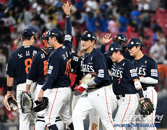 7일 광주KIA챔피언스필드에서 열린 한화와 KIA의 경기,한화가 연장 승부 끝 3대2로 승리했다. 승리의 기쁨을 나누는 한화 선수들의 모습.광주=허상욱 기자wook@sportschosun.com/2025.06.07/