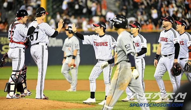 29일 잠실야구장에서 열린 한화와 LG의 경기, LG가 3대1로 승리했다. 승리의 기쁨을 나누는 LG 선수들의 모습. 잠실=허상욱 기자wook@sportschosun.com/2025.05.29/
