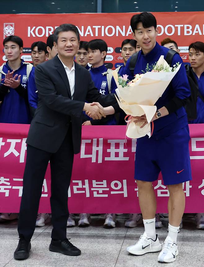 꽃다발 받는 손흥민
(영종도=연합뉴스) 윤동진 기자 = 대한민국 축구 대표팀 주장 손흥민이 6일 인천국제공항을 통해 귀국, 정몽규 대한축구협회장으로부터 꽃다발을 받고 있다. 2025.6.6