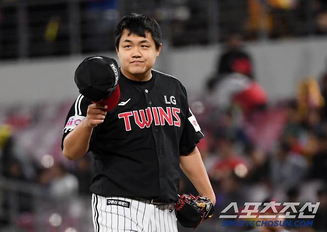 25일 광주 기아챔피언스필드에서 열린 KIA 타이거즈와 LG 트윈스의 경기. LG 마무리 장현식이 투구 전 KIA 팬들에게 인사를 건네고 있다. 광주=박재만 기자 pjm@sportschosun.com/2025.04.25/