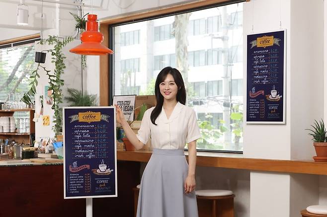 삼성전자가 전력 공급 없이도 이미지를 화면에 띄워놓을 수 있는 디지털 광고판 '삼성 컬러 이페이퍼(Color E-Paper)'를 출시한다.