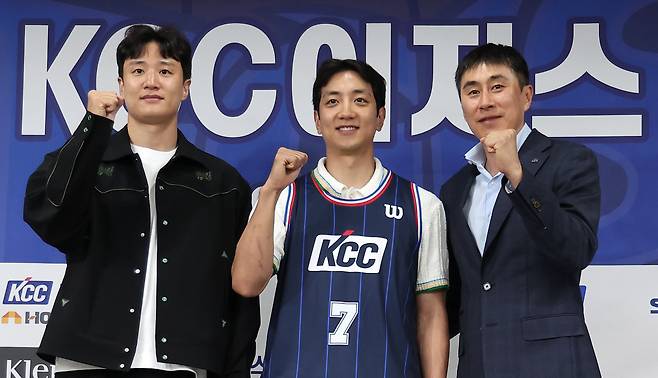 부산 KCC 이지스로 이적한 허훈(가운데)이 지난달 29일 서울 강남구 KBL센터에서 열린 입단식에서 허웅, 이상민 감독과 기념촬영을 하고 있다. /뉴스1
