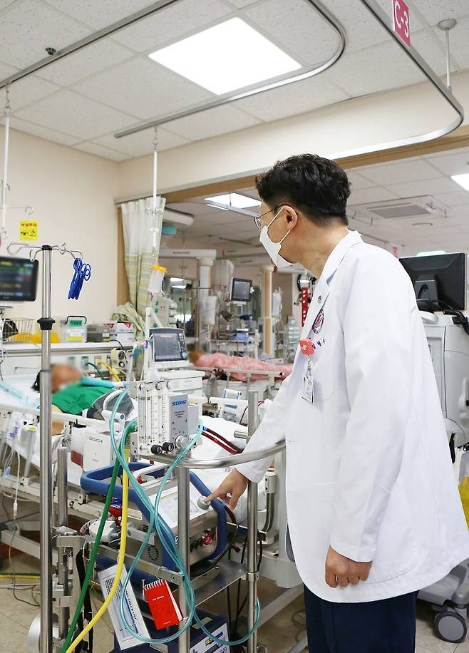 김형수 한림대학교성심병원장(심장혈관흉부외과 교수, 에크모센터장)이 에크모 중환자실에서 환자를 살펴보고 있다.