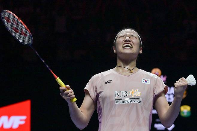 안세영이 8일 인도네시아 자카르타에서 열린 인도네시아 오픈 여자 단식 결승전에서 중국 왕즈이를 상대로 승리한 뒤 기뻐하고 있다. /AFP·연합뉴스