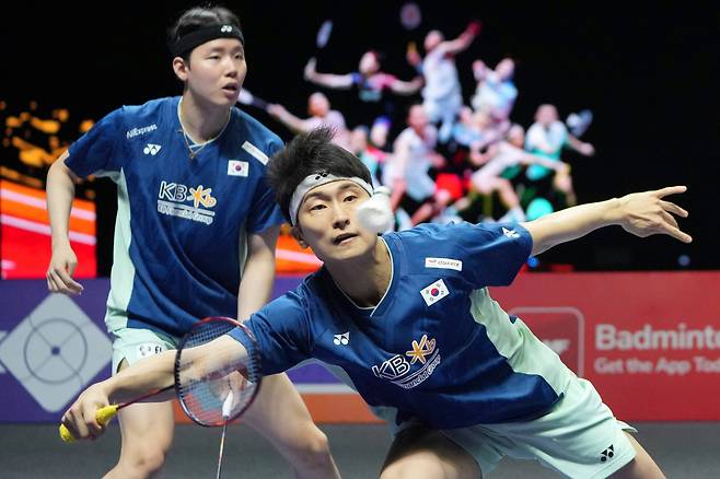 김원호(오른쪽)와 서승재가 지난 7일(현지시각) 인도네시아 자카르타에서 열린 인도네시아 오픈 남자 복식 준결승전에서 경기하고 있다. /AP·연합뉴스