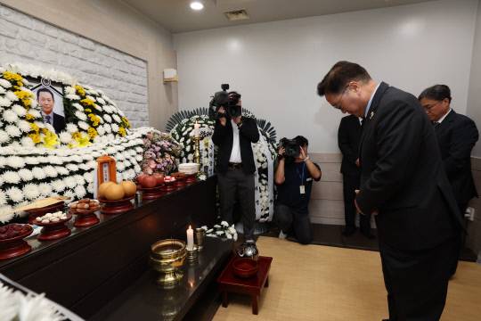 우원식 국회의장이 8일 충남 태안군 태안의료원에 마련된 김충현 씨의 빈소를 찾아 조문하고 있다. 연합뉴스