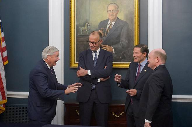 왼쪽부터 린지 그레이엄 상원의원, 메르츠 총리, 리처드 블루먼솔 상원의원, 크리스 쿤스 상원의원. 워싱턴=AP 뉴시스