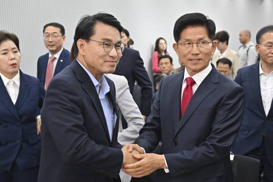 지난 6월4일 제21대 대통령선거에서 패배한 김문수 국민의힘 전 대선후보가 서울 여의도 중앙당사에서 열린 국민의힘 대선 중앙선거대책위원회 해단식에서 강성 친윤석열계 윤상현(왼쪽) 의원과 악수를 하고 있다.<연합뉴스 사진>