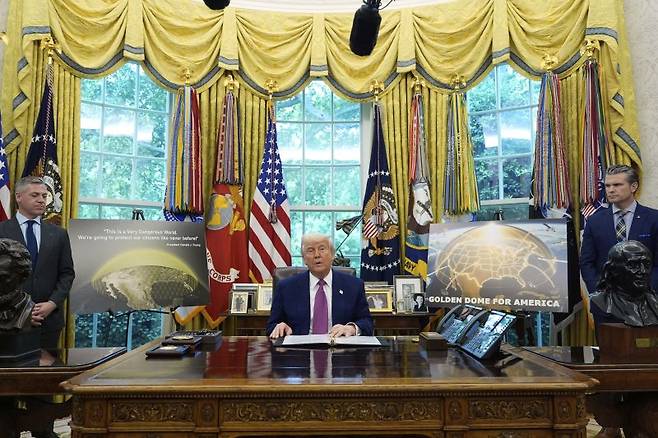 도널드 트럼프 미국 대통령이 지난달 20일(현지 시간) 백악관 집무실에서 차세대 미사일 방어시스템인 '골든 돔'에 관해 발언하고 있다. 트럼프 대통령은 미 전역을 보호하는 '골든 돔'을 본인의 임기가 끝나는 2029년 1월 이전에 실전 배치하겠다고 밝혔다. AP·뉴시스