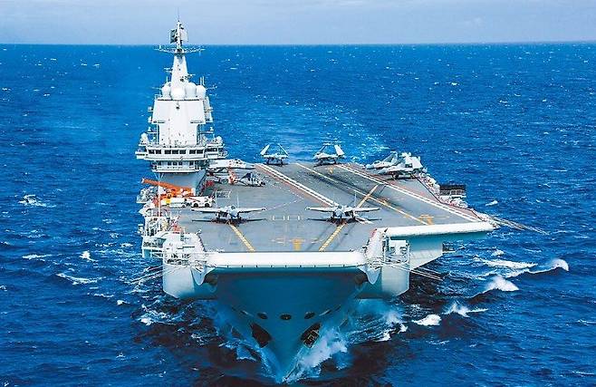 지난 2023년 5월 10일 중국 첫 국산 항공모함 산둥이 대만섬 주변 해역과 서태평양에서 항모전단을 편성해 1개월 동안 전투태세 훈련을 실시하고 귀환하고 있다. 중국군 남부전구 웨이보 캡처·뉴시스