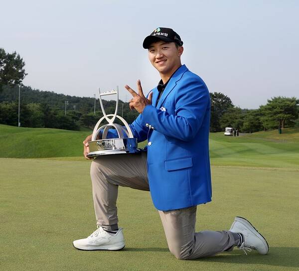 2025년 한국프로골프(KPGA) 투어 백송홀딩스-아시아드CC 부산오픈 우승을 차지한 김홍택 프로가 우승 트로피를 들고 기념 촬영하는 모습이다. 사진제공=KPGA