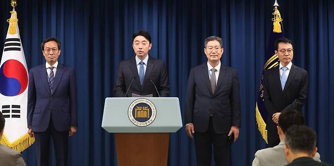 강훈식 대통령비서실장이 8일 서울 용산 대통령실청사 브리핑룸에서 인선 발표를 하고 있다. (왼쪽부터) 정무수석에 우상호 , 강 비서실장, 민정수석 오광수, 홍보수석 이규연. 대통령실사진기자단