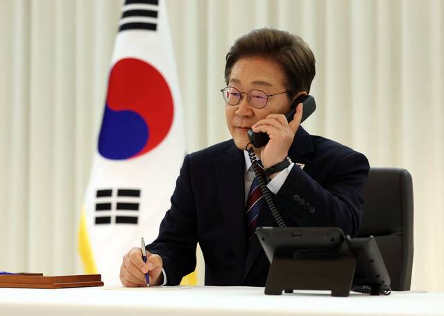 이재명 대통령이 지난 6일 저녁 서울 한남동 관저에서 도널드 트럼프 미국 대통령과 전화 통화를 하려고 수화기를 들고 있다. 대통령실사진기자단