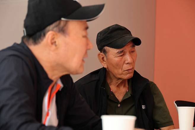 납북 귀환 어부 김승호(가명, 왼쪽)씨와 전두조씨가 지난달 28일 오전 민주화운동기념관 교육동 회의실에서 한겨레와 인터뷰하고 있다. 정용일 선임기자 yongil@hani.co.kr