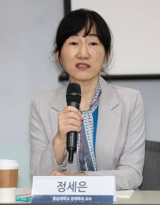 정세은 충남대 교수가 2024년 5월22일 서울 공덕동 한겨레신문사에서 열린 ‘제5회 사회적 합의를 위한 에너지 정의 포럼’에서 발언하고 있다. 한겨레 강창광 선임기자