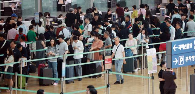 6일 인천국제공항 제1터미널 출국장이 관광객들로 붐비고 있다. 뉴스1