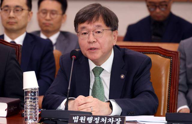 배형원 법원행정처 차장이 2일 서울 여의도 국회에서 열린 법제사법위원회 전체회의에서 의원 질의에 답변하고 있다. 뉴시스