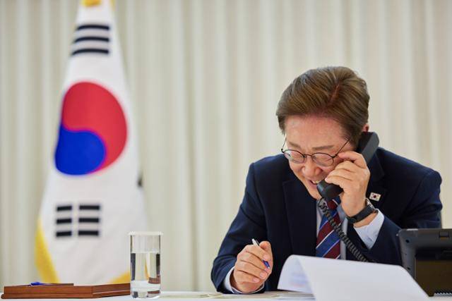 이재명 대통령이 6일 한남동 관저에서 도널드 트럼프 미국 대통령과 통화를 하고 있다. 뉴스1