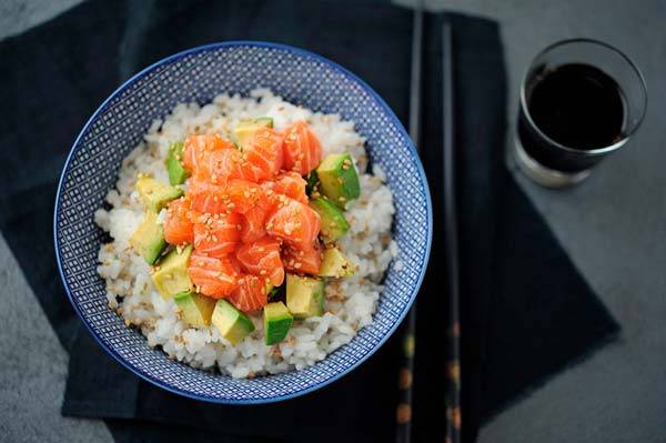혈압 조절을 위해서는 연어, 아보카도 등 칼륨이 풍부한 식품을 섭취하는 게 좋다./사진=클립아트코리아