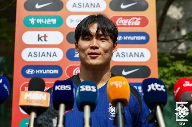 오현규가 8일 파주 국가대표트레이닝센터에서 열린 대표팀 소집 훈련에 앞서 기자회견에 참석해 월드컵 진출 확정에 대한 소감과 포부를 전하고 있다. 사진=대한축구협회