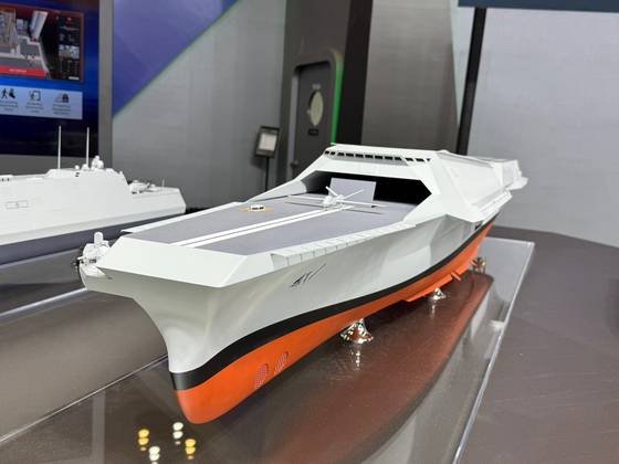 마덱스 2025에서 HD현대중공업이 선보인 미래형 무인전력모함. 최대 3만 2000t급으로 경항모 크기다. HD현대중공업