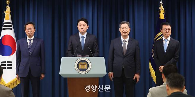 강훈식 대통령비서실장(왼쪽 두 번째)이 8일 용산 대통령실청사 브리핑룸에서 인선 발표를 하고 있다. 오광수 신임 민정수석비서관(오른쪽 두 번째)이 배석해있다. 대통령실사진기자단