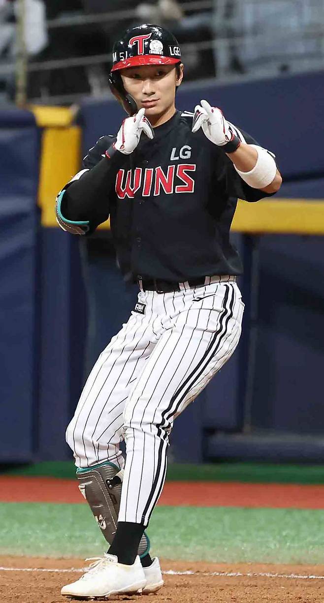 8일 키움전서 3안타 경기를 펼친 신민재.