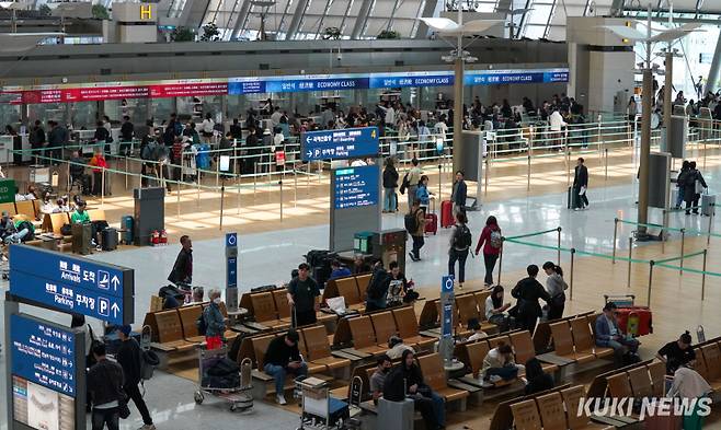 인천국제공항 제1여객터미널에서 승객들이 탑승 수속을 위해 줄을 서고 있다. 사진=유희태 기자