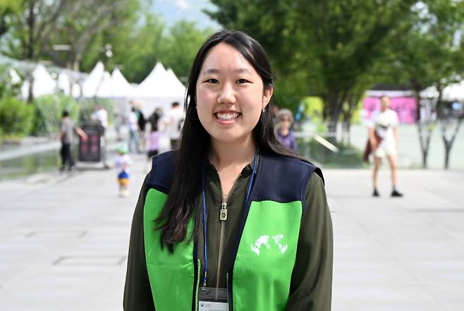 미국 메사추세츠주 보스턴에서 온 한인 3세 엘리자베스 엄(Elizabeth Ju-Eh Um) 씨가 ‘유엔참전국 후손 교류캠프’ 행사에 참가해 광화문광장에서 기념 촬영하고 있다. 그는 참전 중 희생된 증조부의 이야기를 전하며 “자유는 공짜가 아니다”라고 강조했다. 서울시 제공