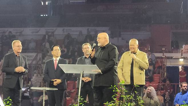 오는 2028년 제 28회 세계오순절대회(PWC)를 개최하게 된 필리핀 마닐라의 데이비드 섬럴 목사가 이야기하고 있다.