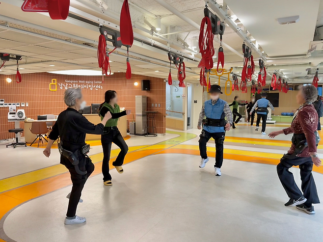 서울 강남구 삼성동의 웰에이징센터에서 웨어러블 로봇을 착용한 시니어들이 운동하고 있다. 사진=강남구청