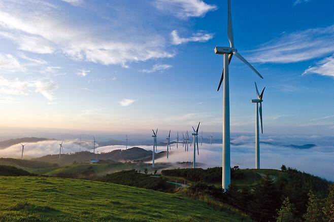 맹동산 풍력단지는 국내 최대 풍력 발전단지로 유명하다.