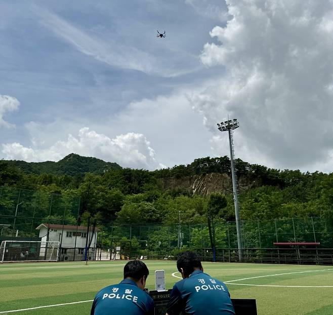 관악경찰서 소속 경찰관들이 순찰용 드론을 조종하고 있다./사진제공=관악경찰서.