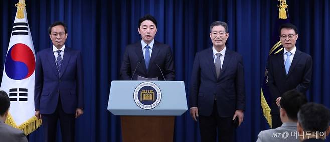 (서울=뉴스1) 박지혜 기자 = 강훈식 대통령 비서실장이 8일 서울 용산구 대통령실 청사에서 수석급 인선 발표를 하고 있다. 이재명 대통령은 대통령실 정무수석비서관에 우상호 전 더불어민주당 의원을, 민정수석비서관과 홍보수석비서관에 오광수 대륙아주 변호사와 이규연 전 JTBC 대표를 임명했다고 강 비서실장이 이날 브리핑을 통해 밝혔다. 왼쪽부터 우상호 정무수석, 강훈식 비서실장, 오광수 민정수석, 이규연 홍보수석. 2025.6.8/뉴스1 Copyright (C) 뉴스1. All rights reserved. 무단 전재 및 재배포, AI학습 이용 금지. /사진=(서울=뉴스1) 박지혜 기자