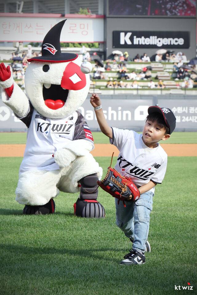 시구자로 나선 조용호의 아들 조하온 군./KT 위즈