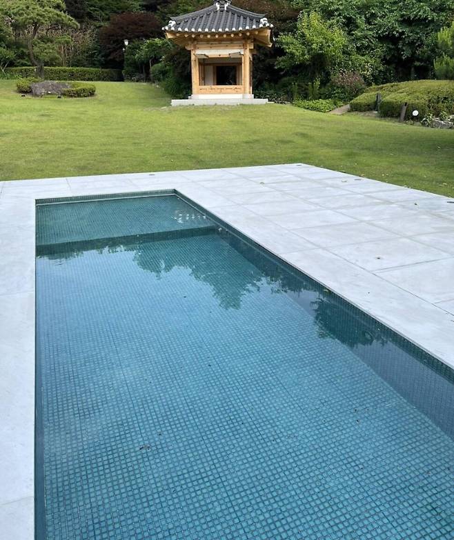 한남동 대통령 관저 야외에 설치된 시설물로, 개 수영장 의혹이 불거졌다.. 박홍근 더불어민주당 의원 페이스북 캡처